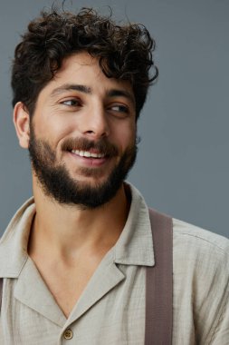 Gülümseyen adam kendine güvenen, kendine güvenen, yakışıklı, genç, yakışıklı, neşeli, çekici, beyaz, mutlu yüz ifadeli stüdyo modamız var.