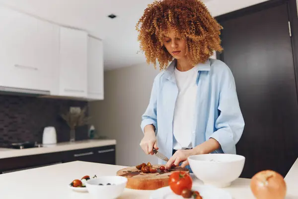 Vrouw Met Krullend Haar Bereiden Voedsel Snijplank Huis Keuken Koken — Stockfoto