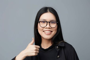 Çekici, kendine güvenen, kendine güvenen, güzel, arka planda yaşayan, tatlı, hayat tarzı, gözlüklü, Asyalı, moda, güzel, iş dünyasından mutlu bir öğrenci.