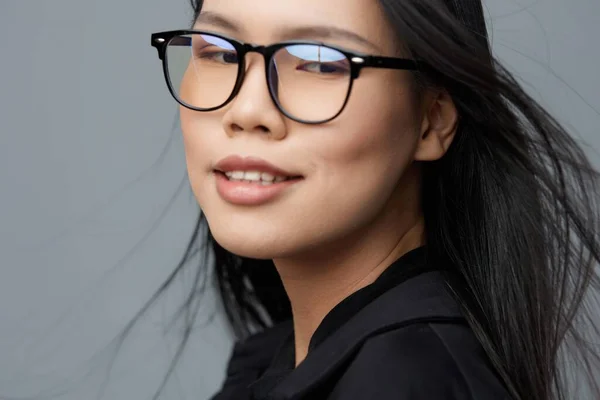 亚洲女人迷人的女孩快乐可爱开朗的韩国流行的背景快乐的肖像画美丽的生活方式时尚老师工作室漂亮的女士自信的微笑眼镜面对学生 — 图库照片