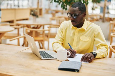 Modern genç masa iletişim yaşam tarzı kablosuz iş dünyası siyah bilgisayar teknolojisi çalışan yetişkin erkek profesyonel dizüstü bilgisayar işadamı çevrimiçi