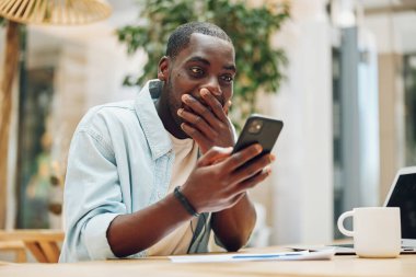 İnsan işadamı internet yaşam tarzı genç teknolojiyi kullanan bilgisayar adamı akıllı telefon yetişkin portresi işi online telefon mesajı siyahi ofis modern erkek elinde