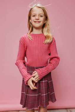 Pembe Gülümseyen Liseli Kız Bir Stüdyoda Genç Bir Beyaz Kızın Neşeli ve Şık Portresi Mutluluk ve Heyecan İfade Eden Güzel Çocuk Bir Moda ve Gençlik Havası Işıldıyor