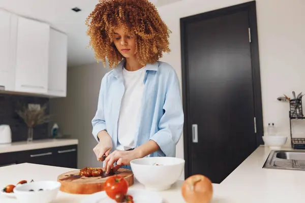 Linda Jovem Afro Americana Cozinhar Comida Saudável Cozinha Moderna Casa — Fotografia de Stock