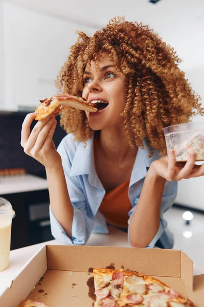 Curlyhaired Kobieta Korzystających Pyszny Kawałek Pizzy Przed Kuszące Pudełko Pizzy — Zdjęcie stockowe