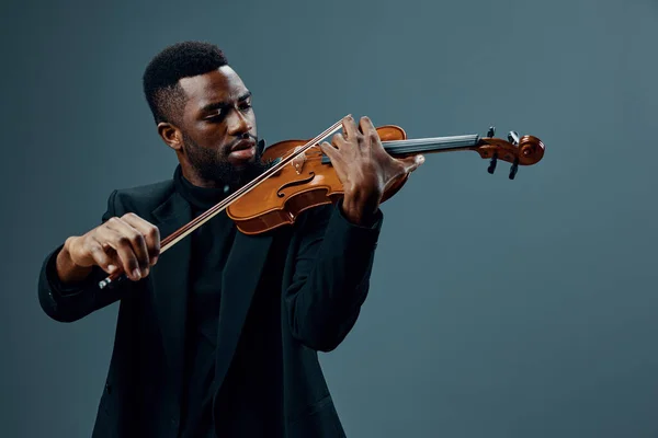 Afroamerikaner Schwarzen Anzug Spielt Geige Und Schafft Gefühlvolle Musik Auf — Stockfoto