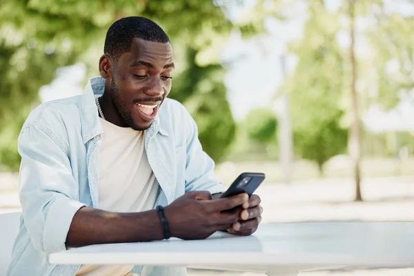 Letişim Dışı Akıllı Telefonlu Erkek Portresi Teknolojisi Modern Mobil Öğrenci — Stok fotoğraf