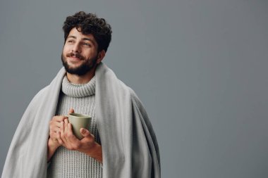 Çekici bir geçmişi olan, genç, beyaz, kendine güvenen, mutlu, yetişkin, havalı görünümlü, havalı sakallı, sıradan, yakışıklı, modern, beyaz bir adam.