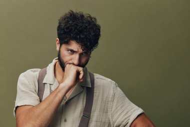 Erkek yüzlü, sıradan bir erkek, arka planda yaşayan, çekici, çekici, yakışıklı, portre saçlı, mutlu görünümlü, model duvarlı, beyaz, yetişkin, havalı, beyaz, beyaz bir öğrenci.