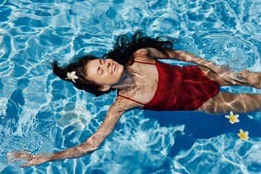 Bikinili kadın sağlıklı tropikal güzel yaz yüzme sporu mayo beyaz tatiller su mavi tatil havuzu insanı ıslak yaşam tarzı genç güzellik