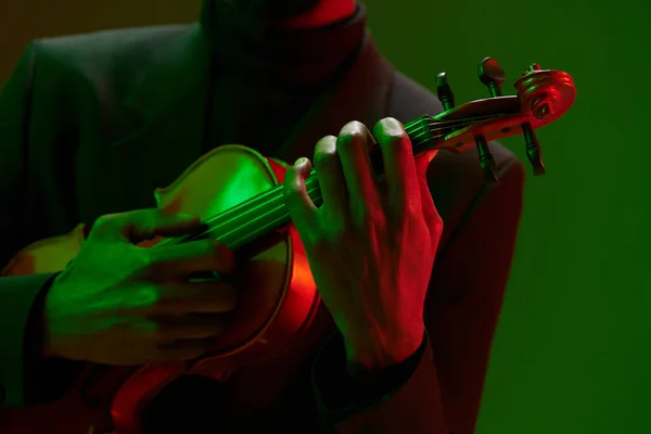 Vibrant Closeup Man Playing Violin Green Red Light Illuminating Background — Stock Photo, Image