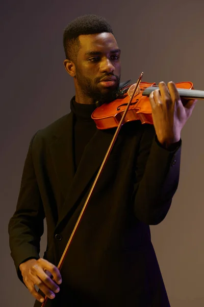 Eleganter Musiker Schwarzen Anzug Spielt Geige Auf Grauem Hintergrund Klassischem — Stockfoto