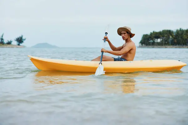 Летние Забавы Байдарках Пляже Активный Азиатский Мужчина Увлекающийся Водными Видами — стоковое фото