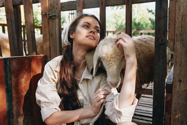 Une Jeune Femme Caresse Mouton Dans Enclos Près Une Clôture — Photo
