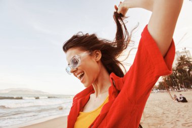 Gülümseyen Kadın Denizde Renkli Günbatımının tadını çıkartıyor, Özgürlük ve Mutluluğu Kucaklıyor