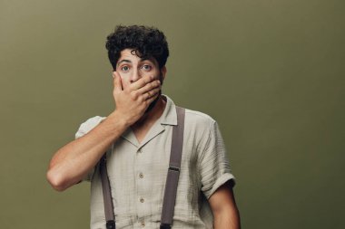 Beyaz adam yalnız başına korkmuş genç adam çekici yüz, duygusal, beyaz yüz, beyaz, yakışıklı, stüdyo ağızlı, mutlu arka planda yaşayan adam şaşırdı.