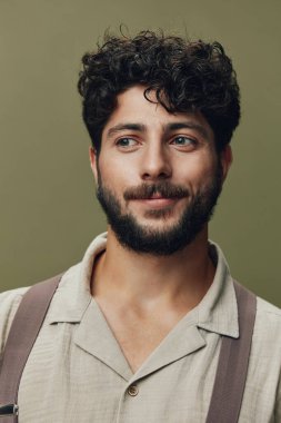 Yetişkin görünümlü erkek yüzü mutlu genç ifade çekici yakışıklı beyaz erkek portresi rahat gülümseme izole edilmiş beyaz