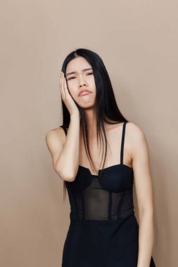 Moda mankeni kadın uzun boylu güzel bej yüzlü güzel saçlı güzel saçlı zarif bir portre salonu siyahi, çekici, kozmetik saçlı Asyalı kadınsı.