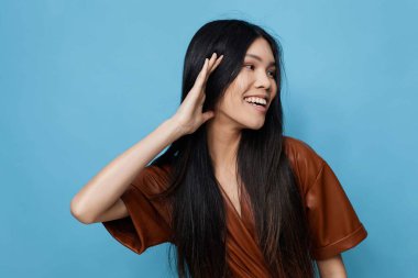 Kadın mavi gülüşü moda Koreli kız Asyalı çekici sevimli hayat tarzı neşeli portre Japon uzun kendine güvenen saç modeli mutlu iş geçmişi eğlence yüzü stüdyosu