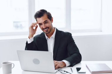 Ofisteki yakışıklı yetişkin bilgisayar yöneticisi endişeli iş masası ifadesi internet baş ağrısı sakalı sinirli iş yeri iş yerinde keyfi bilgisayar stresi yorgun