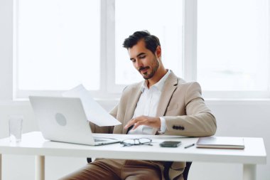 Kurumsal dizüstü bilgisayar modern tanışma erkek şirket işadamı belge yöneticisi çalışma mutlu iletişim planlaması profesyonel ofis