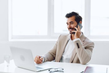 Bilgisayarlı telefon bağlantısı çekici iş yeri iş yeri telefon işadamı mutlu teknoloji telefon şirketinin cep telefonu gülümsemesi kazanan ofis konuşması.