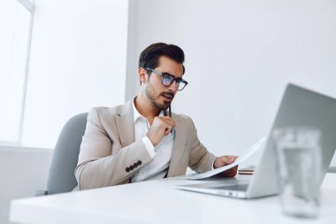 Gözlükler çekici iletişim planlama çalışanı mutlu kağıt gömlek ofisi işçi lideri şirket belgeleri uzmanlık alanı iş adamı giysisi işyeri