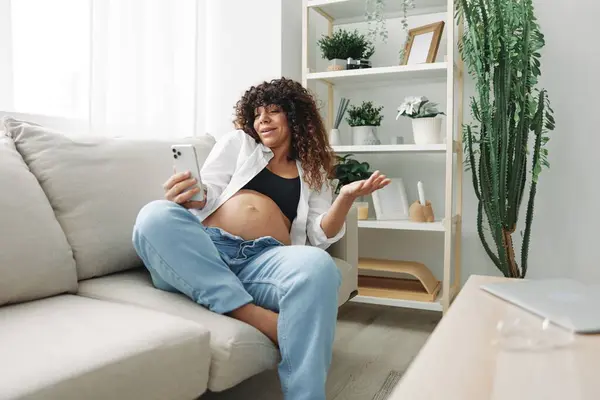 Schwangere Bloggerin Sitzt Hause Auf Der Couch Und Macht Fotos — Stockfoto