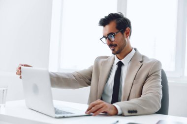 İş adamı laptopçu erkek iş adamı takım elbiseli başarılı ofis masası iş yeri mesleği genç işçi mutlu teknoloji adamı