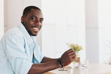 Yakışıklı siyahi adam iş adamı mutlu erkek insan neşeli Afrikalı iş adamı portre oturuyor çekici bir gülümseme yetişkin yaşam tarzı gelişigüzel görünüyor