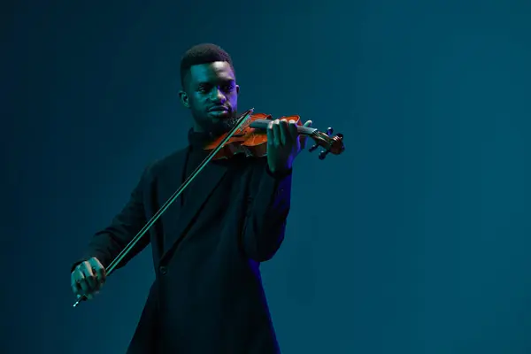 Afroamerikaner Schwarzen Anzug Spielt Geige Vor Leuchtend Blauem Hintergrund — Stockfoto