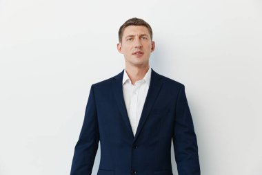 Gülümse mutlu portre kendinden emin genç adam Kafkasyalı arka plan işadamı yetişkin takım elbiseli adam stüdyo elemanı yakışıklı adam beyaz adam