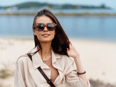 Moda Saçlı ve Güneş Gözlüklü Beyaz Kadın, Şehirde Açık Hava Poz Veren Kadın