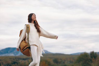 Dağdaki Gülümseyen Kadın: Doğadaki Macera ve Özgürlük