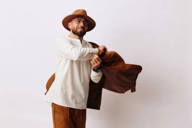 Model erkek arka plan erkekler beyaz şapka tarzı şık ifade modern yakışıklı, modaya uygun çekici arka plan insanı elbise ayakta duran portre stüdyosu