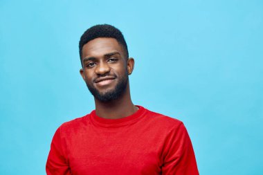 Mavi Amerikan Gri Adam pozu veren gülümseyen moda Afrikalı adam yaşam tarzı gülümseme bej arka plan ceketi gündelik Afrikalı duygu portresi Amerikan kırmızı modeli siyah