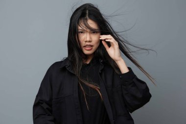 Ciltli kadın gülümsemesi sağlıklı arka plan çekici doğal model Asyalı mutlu moda güzel gri kadın güzel yüz resmi kahverengi saç portresi