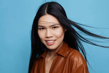 Portre kadın moda iş dünyası eğlence stüdyosu arka planı Asyalı kendine güvenen mavi Japon bayan saç uzun gülümseme Koreli mutlu şirin yaşam tarzı çekici