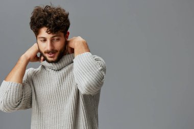 Erkek arka planı beyaz havalı insan portresi yakışıklı yetişkin çekici, kendine güvenen sakallı adam erkek model yüz ifadesi