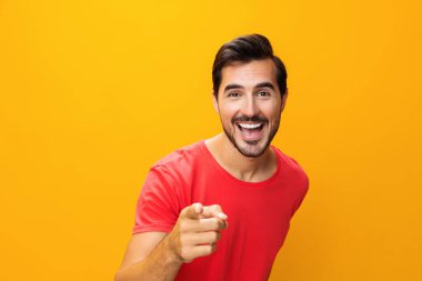 Kendine güvenen adam moda stüdyosu jesti arka plan uzay portresi gülümseyen sarı yaşam tarzı moda fotokopi modeli kahkahalar