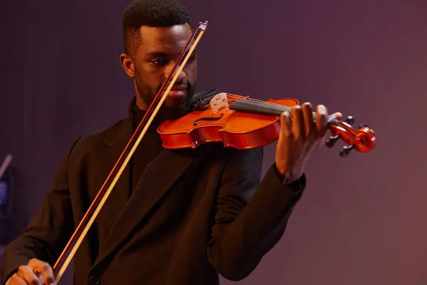 Eleganter Musiker Spielt Geige Schwarzen Anzug Auf Lila Bühne Mit — Stockfoto