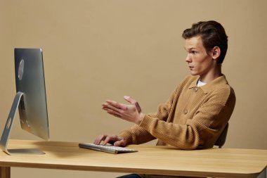 Tech-Savvy Professional: Genç ve yakışıklı bir iş adamının laptopuyla Evden Çalışan Portresi