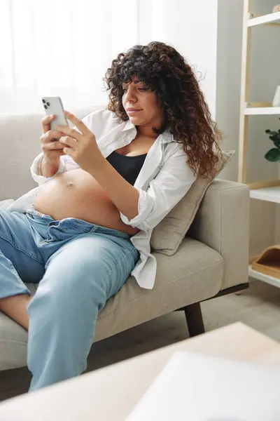 Těhotná Žena Blogger Sedí Gauči Doma Fotí Sama Telefonu Selfie — Stock fotografie