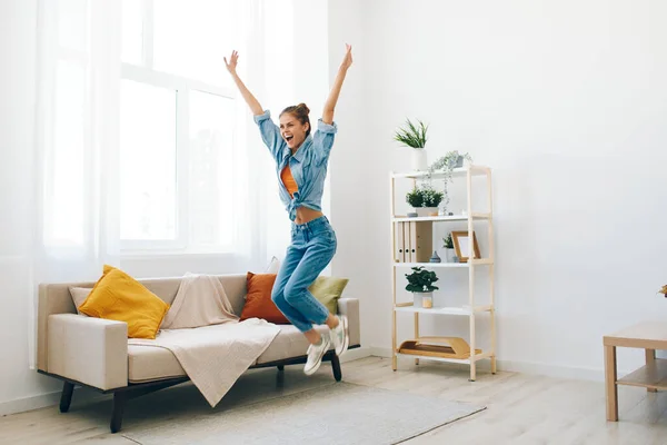 Neşeli Kadın Apartmanında Zıplıyor Müziğe Dans Ediyor Tasasız Mutlu — Stok fotoğraf