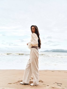 Genç Asyalı bir kadının şık portresi Sahilde yaz tatilinin tadını çıkarıyor, Güzel Okyanus Arkaplanıyla Mutlu ve Rahatlamış