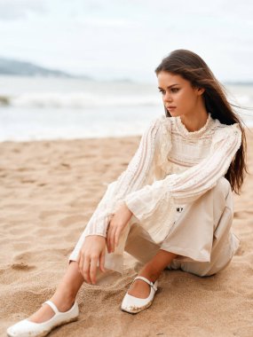 Mavili Güzel: Sunny Beach 'te Genç Bir Kadın Serene Tatili