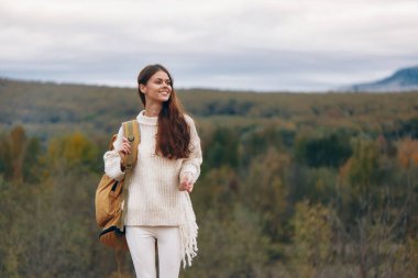 Dağ Kaşifleri Joy: Gülümseyen Kadın Uçurumda Macerayı Kucaklıyor