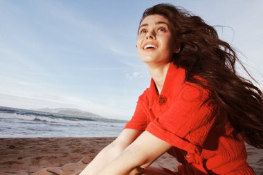 Huzurlu Günbatımı: Sahilde Oturan Güzel Kadın, Sıcak Yaz Gecesinde Özgürlüğün ve Tatilin tadını Çıkartıyor