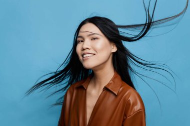 Koreli kendine güvenen mavi kız çekici iş kadını sevimli, güzel, mutlu, hayat tarzı, Japon gülüşü uzun, modaya uygun arka plan resmi stüdyo yapımı el yapımı, neşeli Asyalı.