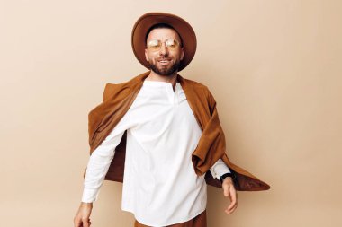 Yetişkin, çekici, genç, sıradan, yakışıklı, sakal stili, arka plan modelli, hayat tarzı, beyaz, modaya uygun, modaya uygun erkekler.